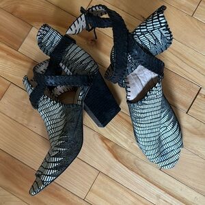 House of Harlow 1960 shoes size 7.5